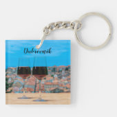 ドゥブロヴニクの景色を望む赤ワインの2つのグラス キーホルダー (裏面)