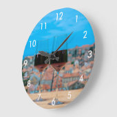 ドゥブロヴニクの景色を望む赤ワインの2つのグラス ラージ壁時計 (傾斜)