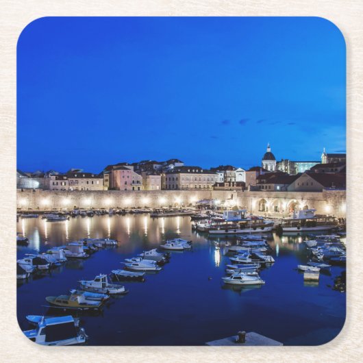 ドゥブロヴニク港と壁が夜にライトアップ スクエアペーパーコースター (正面)