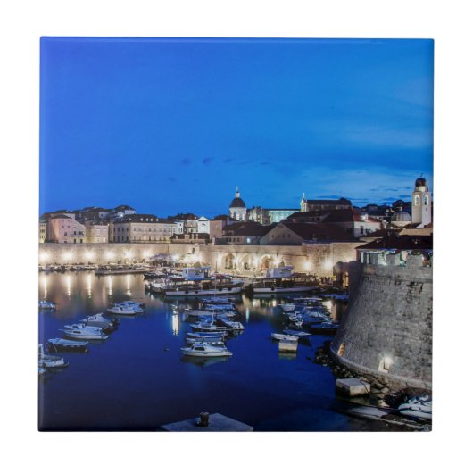 ドゥブロヴニク港と壁が夜にライトアップ タイル (正面)
