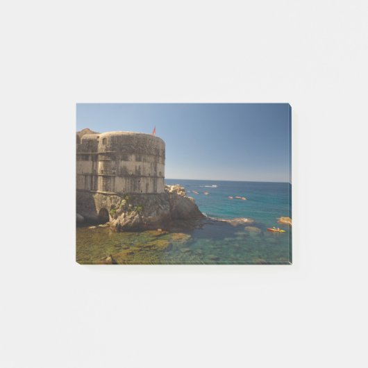 ドゥブロヴニク、クロアチア。フォートボカール。 ポストイット (正面)