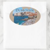ドゥブロヴニク：ビーチと旧市街の景色 楕円形シール (バッグ)