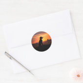 ドゥードルと蝶の夕焼け かわいいファンタジー ラウンドシール (封筒)