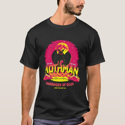 ドゥームの地下墓地の蛾の前触れ Tシャツ (正面)