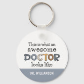 ドクターおもしろいギフト |ドクター素晴らしのカスタム キーホルダー (正面)