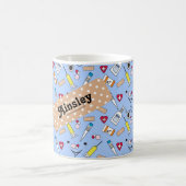 ドクターとナースの用品かわいパーソナライズされた コーヒーマグカップ (中央)