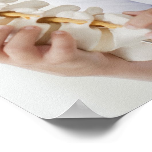 ドクターオフィスで背骨のモデルを保持する少女 ポスター (角)