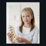 ドクターオフィスで背骨のモデルを保持する少女 ポスター<br><div class="desc">AssetID: 107429843 / Martin Barraud / Girl holding model of spine in doctors office</div>