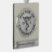 ドクターオブカイロプラクティックエンブレムロゴ シルバープレートバナーオーナメント (右)