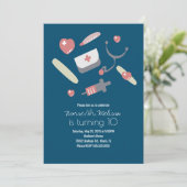 ドクターナース誕生日パーティーメディカルパターンピンク 招待状 (スタンド正面)