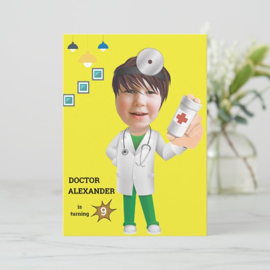 ドクターメディカルボーイ写真センセーショナルおもしろい誕生日 招待状 (スタンド正面)