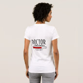 ドクター修行中です お待ちください 面白い医学生グッズ Tシャツ (裏面フル)