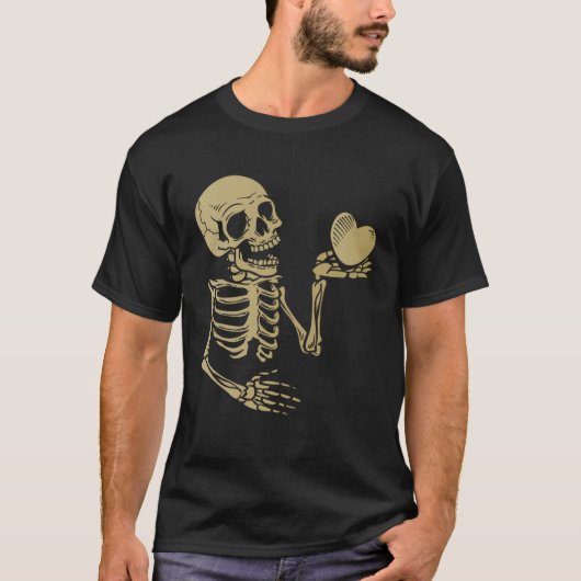 ドクロの骨格の手が赤いハートの愛を持っている Tシャツ (正面)