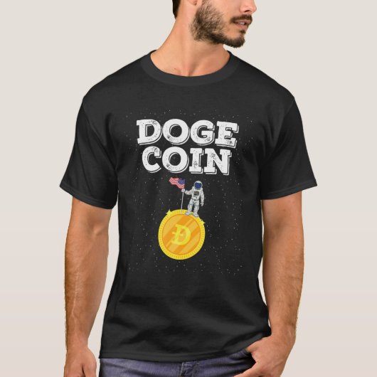 ドジェコインムーン宇宙USフラグおもしろい- Crypto Doge Co Tシャツ (正面)