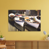 ドッキングされた4つのボートを囲む霧。 キャンバスプリント (インサイチュ (リビング))