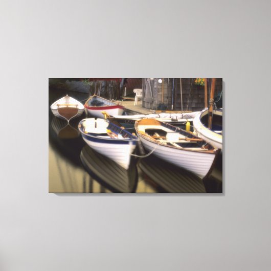 ドッキングされた4つのボートを囲む霧。 キャンバスプリント (正面)