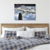 ドッキングしたシャトルのクローズアップ表示 キャンバスプリント (インサイチュ (寝室))