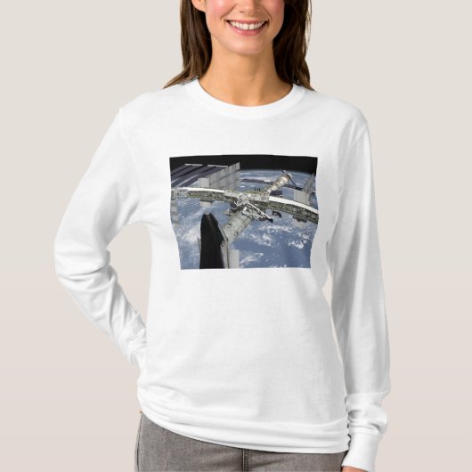 ドッキングしたシャトルのクローズアップ表示 Tシャツ (正面)
