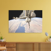 ドッキングした宇宙シャトルの後部 キャンバスプリント (インサイチュ (リビング))