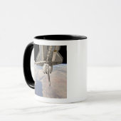 ドッキングした宇宙シャトルの後部 マグカップ (正面左)