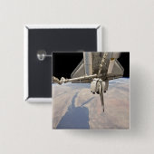 ドッキングした宇宙シャトルの後部 缶バッジ (正面&裏面)