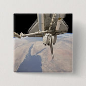 ドッキングした宇宙シャトルの後部 缶バッジ (正面)