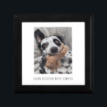 ドッグパーソナライズされたフォト記念ボックス ギフトボックス<br><div class="desc">愛犬のおもちゃを持つ犬とキャプションお気に入りの付きの愛犬ペット写真記念ボックス：あなたの犬の名前と「私たちの良い男の子」。男カスタマイズ子や女の子の犬。</div>