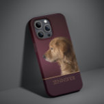 ドッグペットフォトゴールデンレトリバーパーソナライズされた名 Case-Mate iPhone 14 PRO MAXケース<br><div class="desc">ドッグペットフォトゴールデンパーソナライズされたレトリバー名iPhone 14 Pro Max 頭が切れる Phoneケースは、深いの赤い背景にお気に入りのはパーソナライズされた、あなたの名前でペットまたは犬の写真とゴールデンのスクリプトタイポグラフィにあなたの名前を備える機能を備えている。クリスマス、誕生日、休日、母の日、父の日、犬とペット愛好家のための完璧な贈り物。©Evco Studio www.zazzle.com/store/evcostudioによる設計</div>