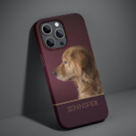 ドッグペットフォトゴールデンレトリバーパーソナライズされた名 Case-Mate iPhone 14ケース<br><div class="desc">ドッグペットフォトゴールデンパーソナライズされたレトリバー名iPhone 14頭が切れる電話ケースは、あなたの名前とペットまたはドッグフォトを備えお気に入りのて、深いの燃える赤い背景に金のスクリプトのタイポグラフィにあなたの名前をパーソナライズされた。クリスマス、誕生日、休日、母の日、父の日、犬とペット愛好家のための完璧な贈り物。©Evco Studio www.zazzle.com/store/evcostudioによる設計</div>