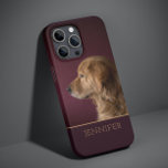 ドッグペットフォトゴールデンレトリバーパーソナライズされた名 Case-Mate iPhone 14 PLUSケース<br><div class="desc">ドッグペットフォトゴールデンパーソナライズされたレトリバー名iPhone 14 Plusの電話ケースは頭が切れる、深いの赤い背景にお気に入りのはパーソナライズされた、あなたの名前でペットまたは犬の写真と金のスクリプトタイポグラフィにあなたの名前を備える機能を持つ。クリスマス、誕生日、休日、母の日、父の日、犬とペット愛好家のための完璧な贈り物。©Evco Studio www.zazzle.com/store/evcostudioによる設計</div>