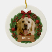 ドッグホリデークリスマスフォト名前をカスタムするリース セラミックオーナメント (正面)