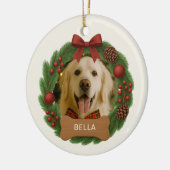 ドッグホリデークリスマスフォト名前をカスタムするリース セラミックオーナメント (左)