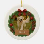 ドッグホリデークリスマスフォト名前をカスタムするリース セラミックオーナメント (裏面)