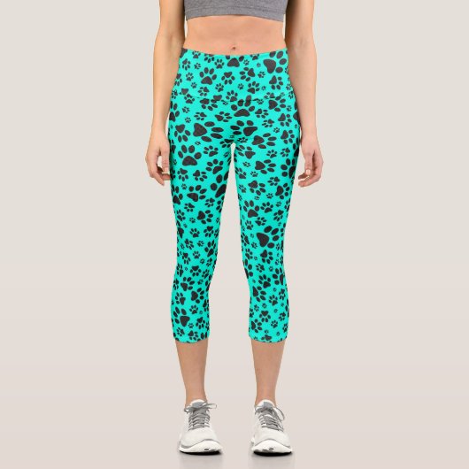 ドッグポーズブラックとホワイト水玉模様で鮮やかなシアン カプリレギンス (正面)