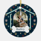 ドッグポープリントパターン名前をカスタムするドッグハウスフォト セラミックオーナメント (正面)