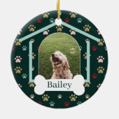 ドッグポープリントパターン名前をカスタムするドッグハウスフォト セラミックオーナメント (裏面)