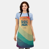ドッグママレトロレインボーパーソナライズされた エプロン (着用した状態)