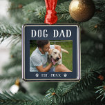 ドッグ素朴パーソナライズされたパパ写真 メタルオーナメント<br><div class="desc">このカスタムオーナメントは、特別なペットの親のために思い出に残るクリスマスプレゼントを作る。デザインお気に入りのは素朴なレタリングの上に「犬のパパ」の写真を掲載。年に合わせてパーソナライズ彼は下のファーパパになったか、またはメッセージや名前をカスタム追加する。</div>