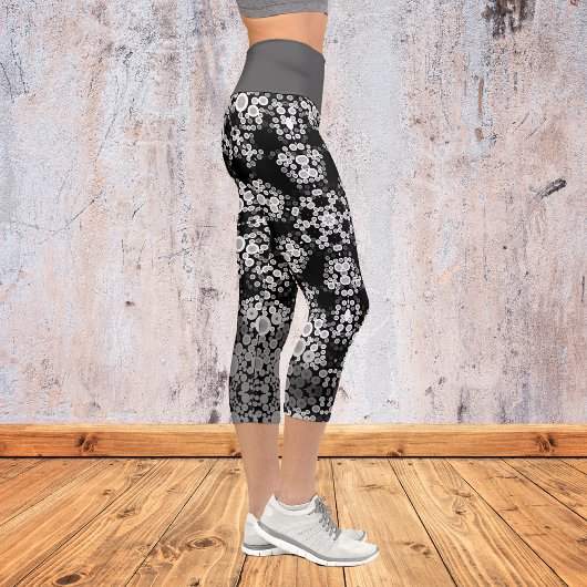 ドットマンダラフラワーグレーとブラック カプリレギンス