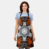 ドットマンダラフラワーホワイトオレンジとブラック エプロン (着用した状態)