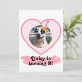 ドット柄の写真の誕生日 ピンクのブラシ 招待状 (スタンド正面)