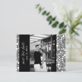 ドット&ブロック – カスタム日付の保存 – 白黒 案内ポストカード (スタンド正面)