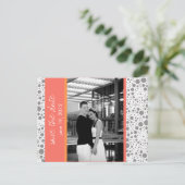 ドット&ブロック – カスタム日付を保存 – コーラルタンジェリン 案内ポストカード (スタンド正面)