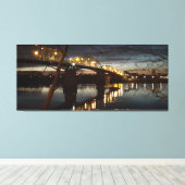 ドナウ川の橋の上にクリスマスライト。 キャンバスプリント (インサイチュ (ウッドフロア))