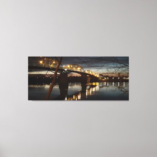 ドナウ川の橋の上にクリスマスライト。 キャンバスプリント (正面)
