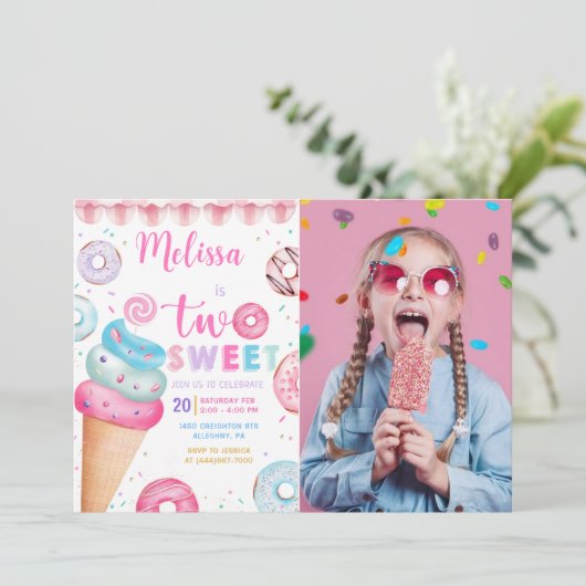 ドナットアイスクリーム2つの甘い2番目の誕生日の写真 招待状 (スタンド正面)