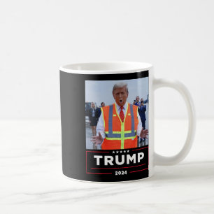 ドナルドのトランプは、ごみトラックのシャツのごみの中に乗る コーヒーマグカップ