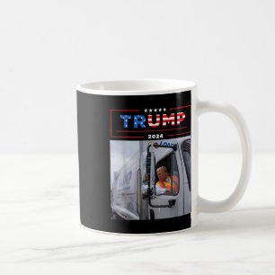 ドナルドのトランプは、ごみトラックのシャツのごみの中に乗る コーヒーマグカップ