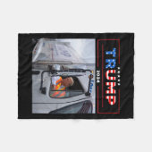 ドナルドのトランプは、ごみトラックのシャツのごみの中に乗る フリースブランケット (正面(横))