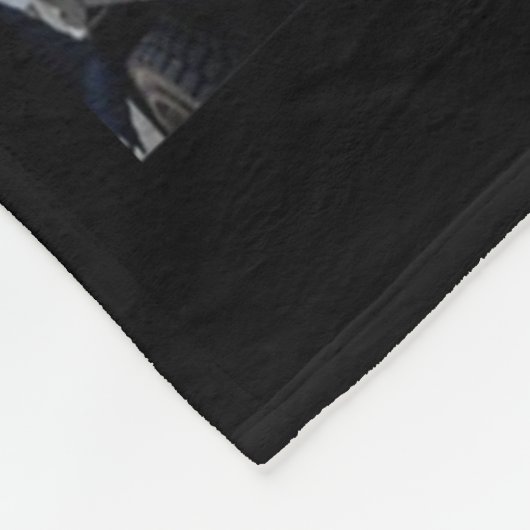 ドナルドのトランプは、ごみトラックのシャツのごみの中に乗る フリースブランケット (角)